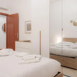 https://ampio-appartamento-comodo-per-5.it-lombardy.com